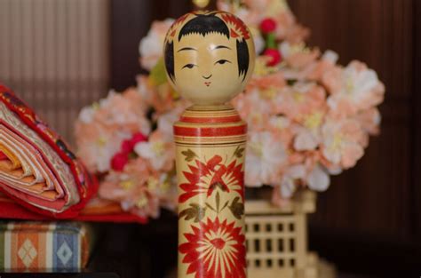 muñecas japonesas|Descubre el arte de las muñecas Kokeshi de Japón .